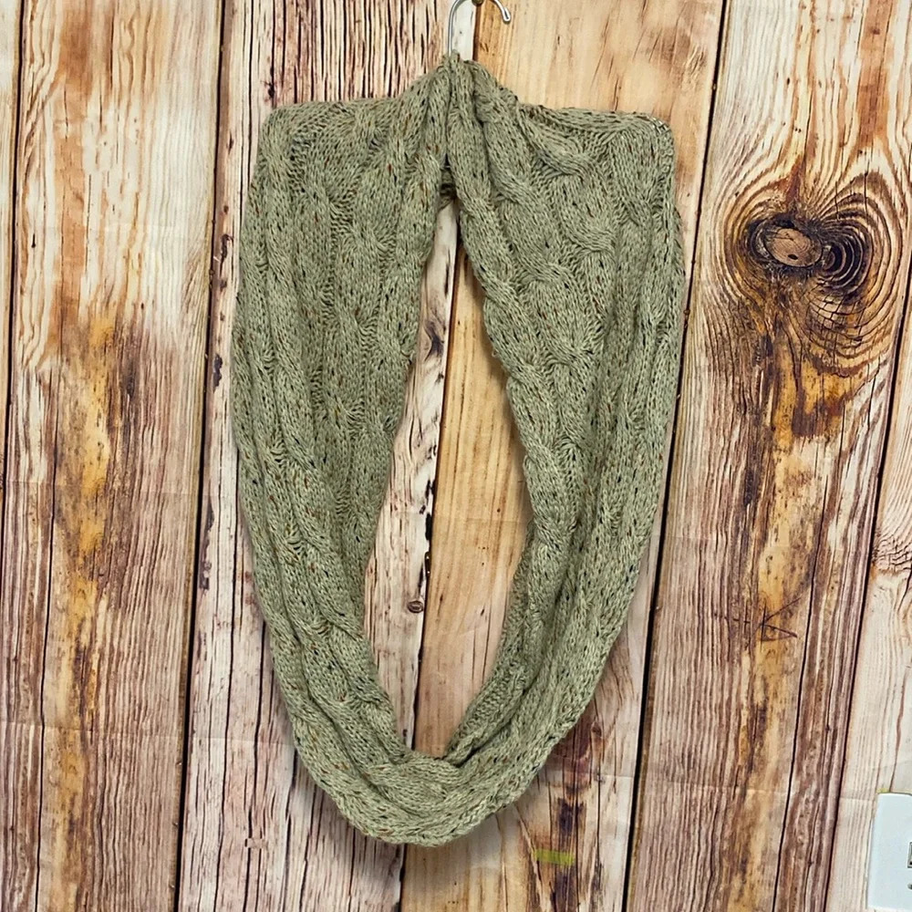 C.C Exclusive Women Oatmeal Winter Warm Cable Knit Confetti Infinity Scarf NWOT - Picture 4 of 7